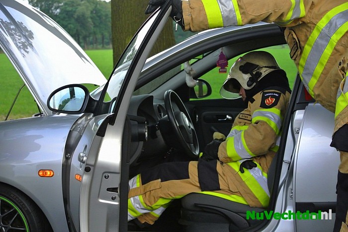 Auto in brand na aanvaring met strobaal in Dalfsen - Foto: Niels Jansen