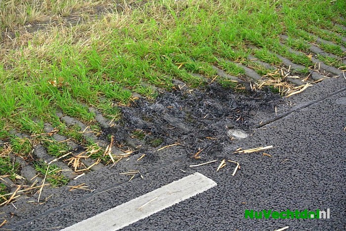 Auto in brand na aanvaring met strobaal in Dalfsen - Foto: Niels Jansen