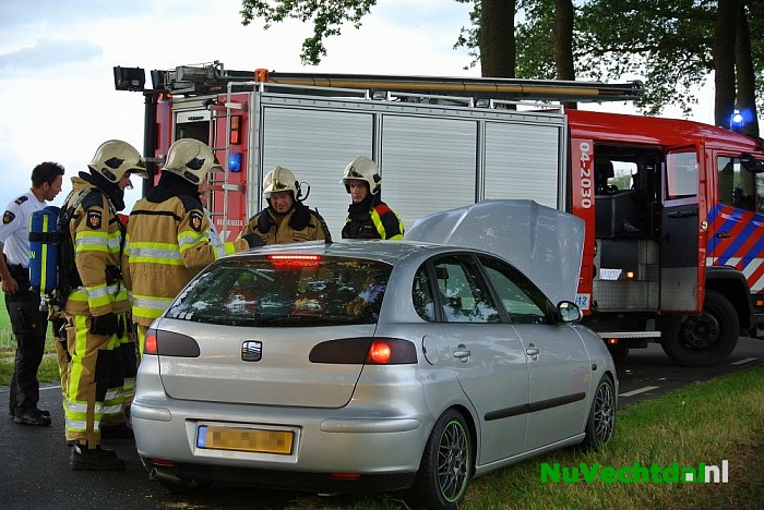Auto in brand na aanvaring met strobaal in Dalfsen - Foto: Niels Jansen