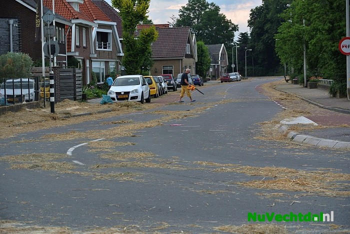 Auto in brand na aanvaring met strobaal in Dalfsen - Foto: Niels Jansen