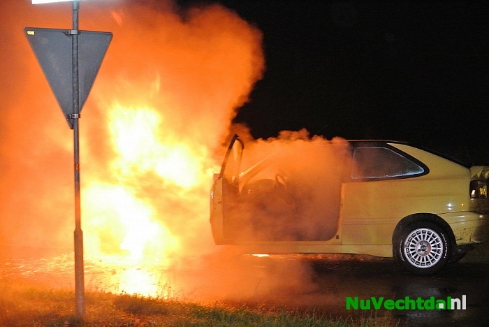 [Video] Auto in brand op de Dedemsweg bij Dalfsen - Foto: Niels Jansen