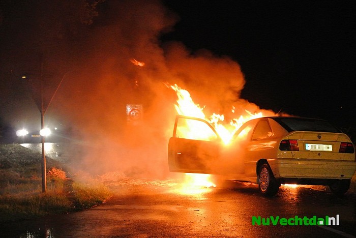 [Video] Auto in brand op de Dedemsweg bij Dalfsen - Foto: Niels Jansen