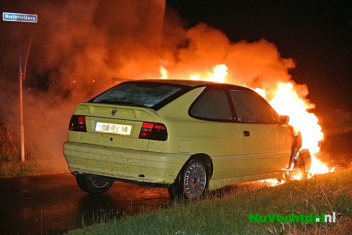 [Video] Auto in brand op de Dedemsweg bij Dalfsen - Foto: Niels Jansen