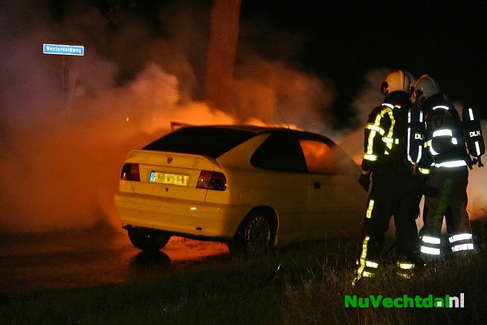 [Video] Auto in brand op de Dedemsweg bij Dalfsen - Foto: Niels Jansen