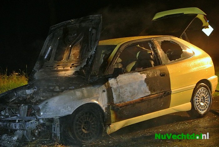 [Video] Auto in brand op de Dedemsweg bij Dalfsen - Foto: Niels Jansen