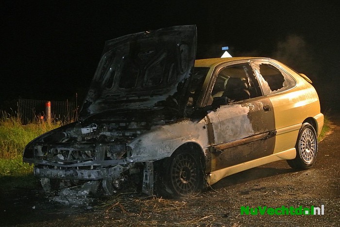[Video] Auto in brand op de Dedemsweg bij Dalfsen - Foto: Niels Jansen