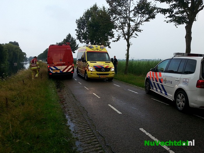Man met scootmobiel rijdt sloot in in Zwolle - Foto: Niels Jansen