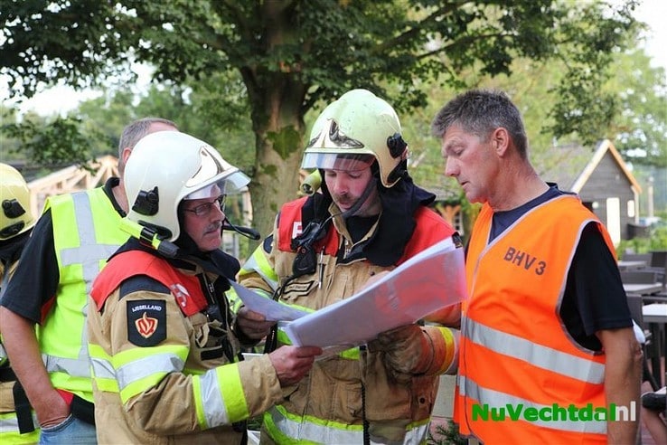 Brandweer Lemelerveld en Luttenberg oefenen in Lemele - Foto: Martin Zwakenberg