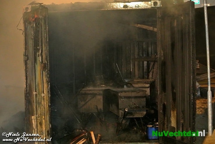 Video: Felle brand op bouwplaats Vitens Dalfsen - Foto: Niels Jansen