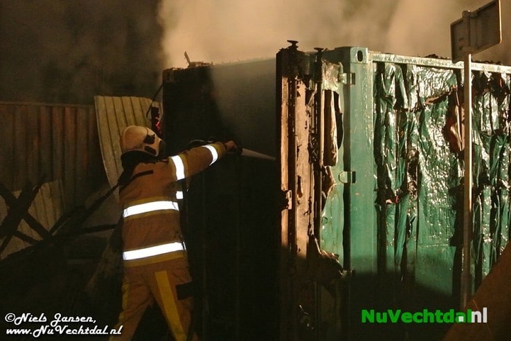 Video: Felle brand op bouwplaats Vitens Dalfsen - Foto: Niels Jansen