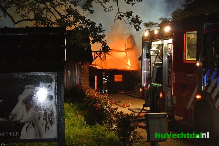 Video: Brand legt schuur aan de Bese in Dalfsen in de as - Foto: Niels Jansen