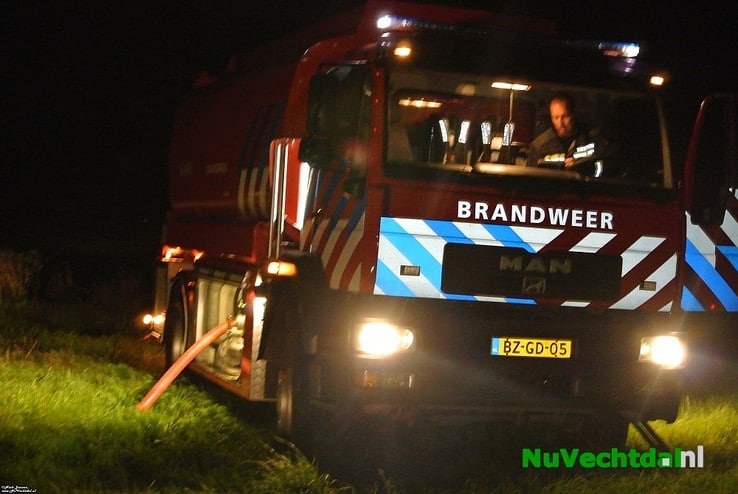 Video: Brand legt schuur aan de Bese in Dalfsen in de as - Foto: Niels Jansen