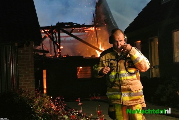 Video: Brand legt schuur aan de Bese in Dalfsen in de as - Foto: Niels Jansen