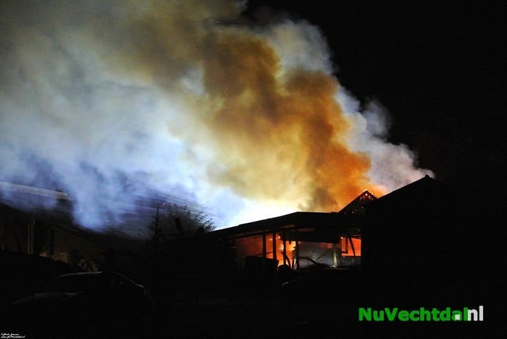 Video: Brand legt schuur aan de Bese in Dalfsen in de as - Foto: Niels Jansen
