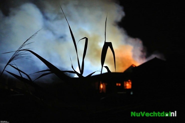 Video: Brand legt schuur aan de Bese in Dalfsen in de as - Foto: Niels Jansen