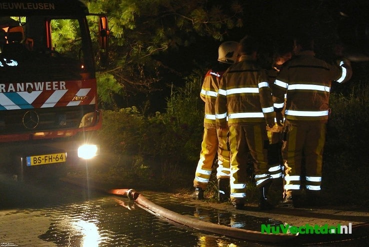 Video: Brand legt schuur aan de Bese in Dalfsen in de as - Foto: Niels Jansen