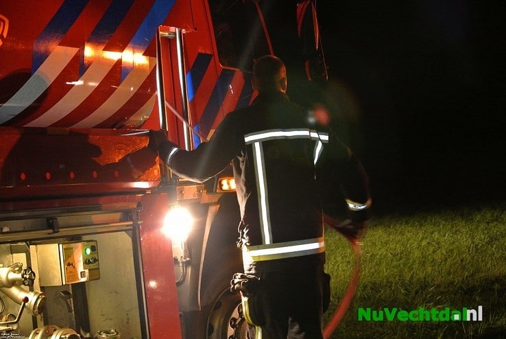 Video: Brand legt schuur aan de Bese in Dalfsen in de as - Foto: Niels Jansen