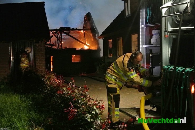 Video: Brand legt schuur aan de Bese in Dalfsen in de as - Foto: Niels Jansen