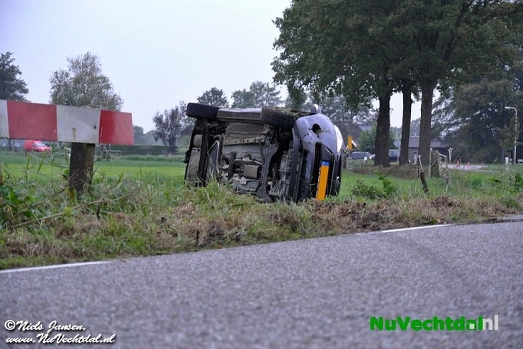 Video: Auto op kant bij ongeval Dommelerdijk Dalfsen - Foto: Niels Jansen