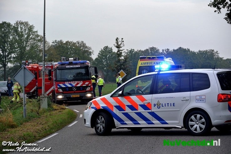Video: Auto op kant bij ongeval Dommelerdijk Dalfsen - Foto: Niels Jansen