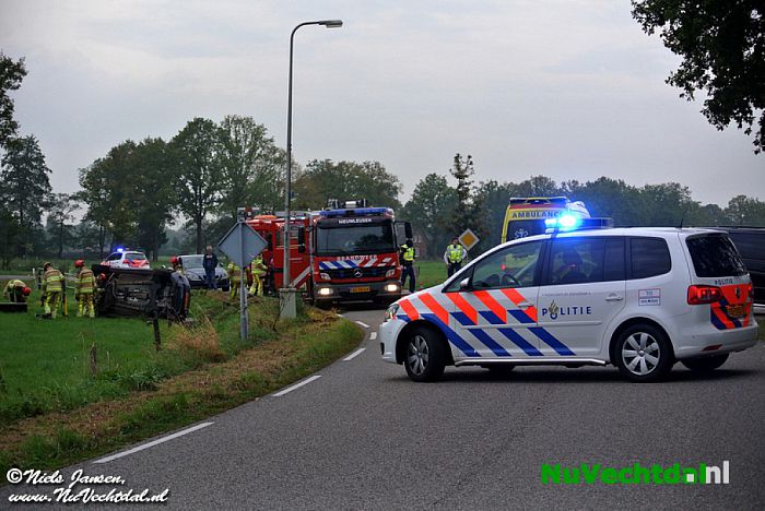 Video: Auto op kant bij ongeval Dommelerdijk Dalfsen - Foto: Niels Jansen