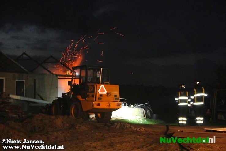 Uitslaande schuurbrand Petterweg Ommen - Foto: Niels Jansen