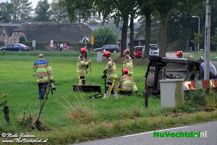 Video: Auto op kant bij ongeval Dommelerdijk Dalfsen - Foto: Niels Jansen