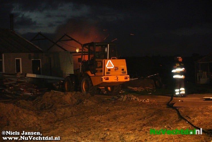 Uitslaande schuurbrand Petterweg Ommen - Foto: Niels Jansen