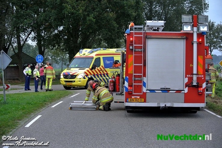 Video: Auto op kant bij ongeval Dommelerdijk Dalfsen - Foto: Niels Jansen