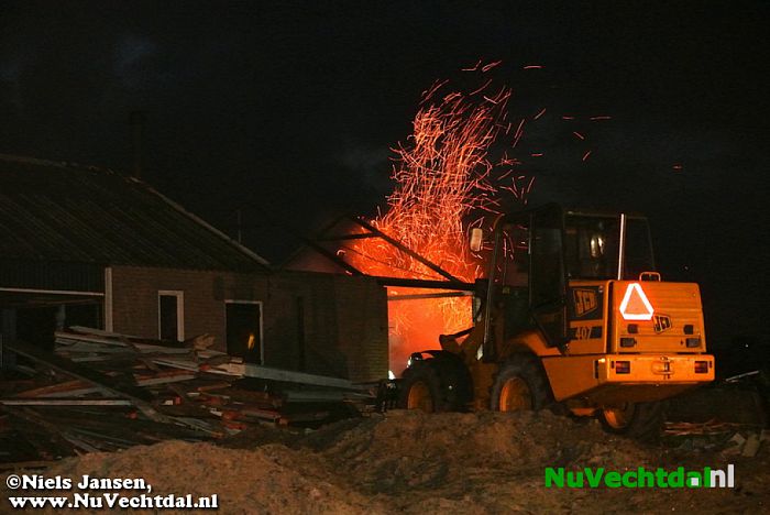 Uitslaande schuurbrand Petterweg Ommen - Foto: Niels Jansen