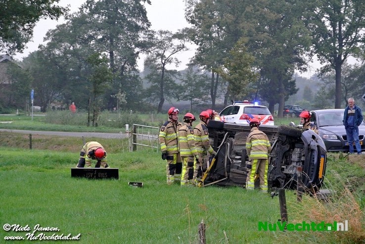 Video: Auto op kant bij ongeval Dommelerdijk Dalfsen - Foto: Niels Jansen