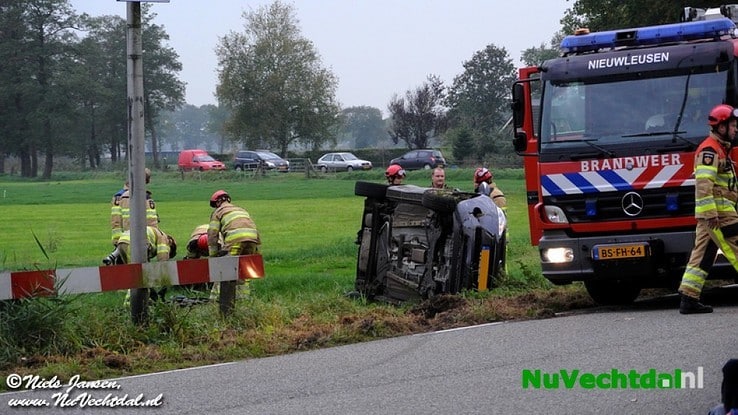 Video: Auto op kant bij ongeval Dommelerdijk Dalfsen - Foto: Niels Jansen
