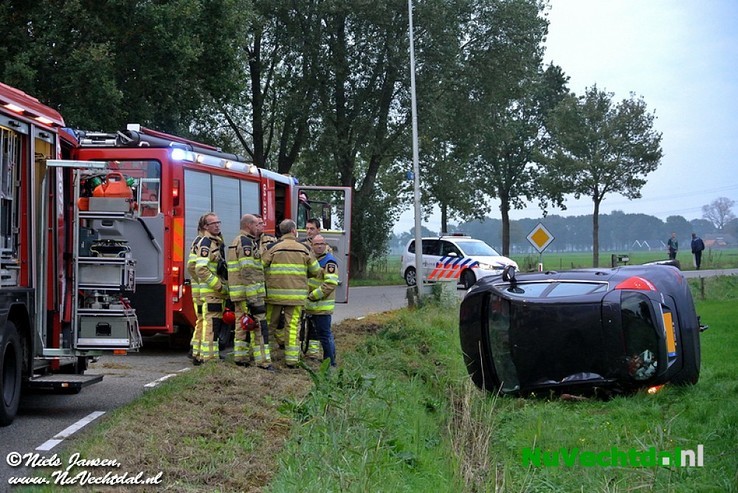 Video: Auto op kant bij ongeval Dommelerdijk Dalfsen - Foto: Niels Jansen