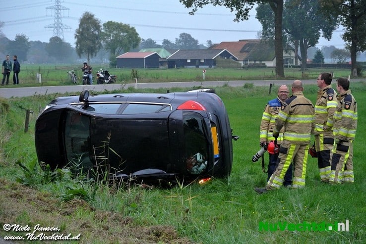 Video: Auto op kant bij ongeval Dommelerdijk Dalfsen - Foto: Niels Jansen