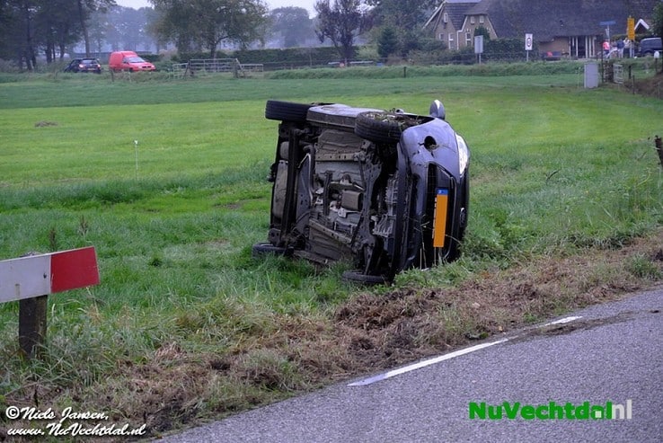 Video: Auto op kant bij ongeval Dommelerdijk Dalfsen - Foto: Niels Jansen