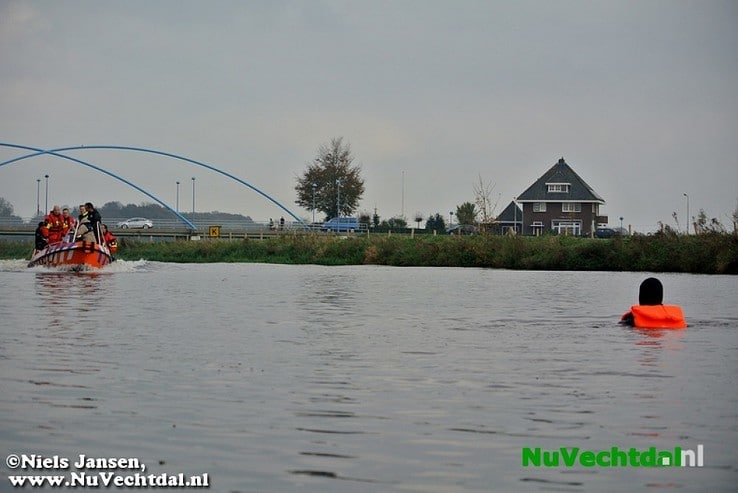 Beelden: Grote rampenoefening op de Vecht bij Dalfsen - Foto: Niels Jansen