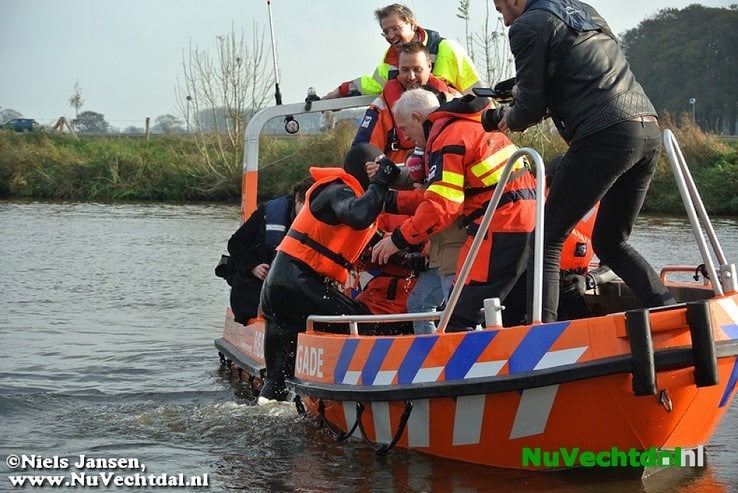Beelden: Grote rampenoefening op de Vecht bij Dalfsen - Foto: Niels Jansen