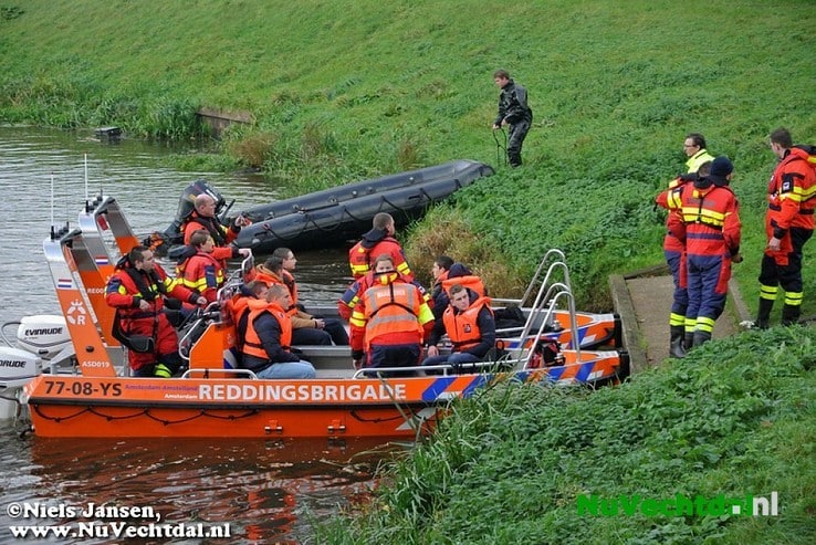 Beelden: Grote rampenoefening op de Vecht bij Dalfsen - Foto: Niels Jansen