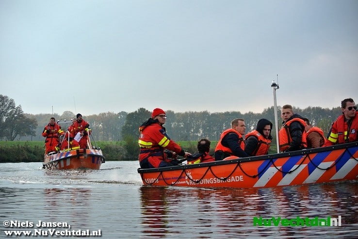 Beelden: Grote rampenoefening op de Vecht bij Dalfsen - Foto: Niels Jansen