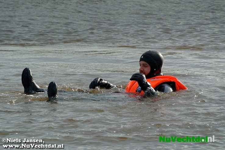 Beelden: Grote rampenoefening op de Vecht bij Dalfsen - Foto: Niels Jansen