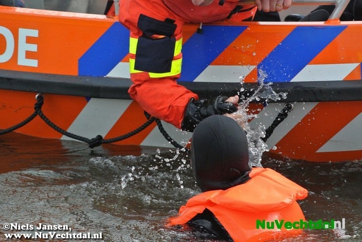 Beelden: Grote rampenoefening op de Vecht bij Dalfsen - Foto: Niels Jansen
