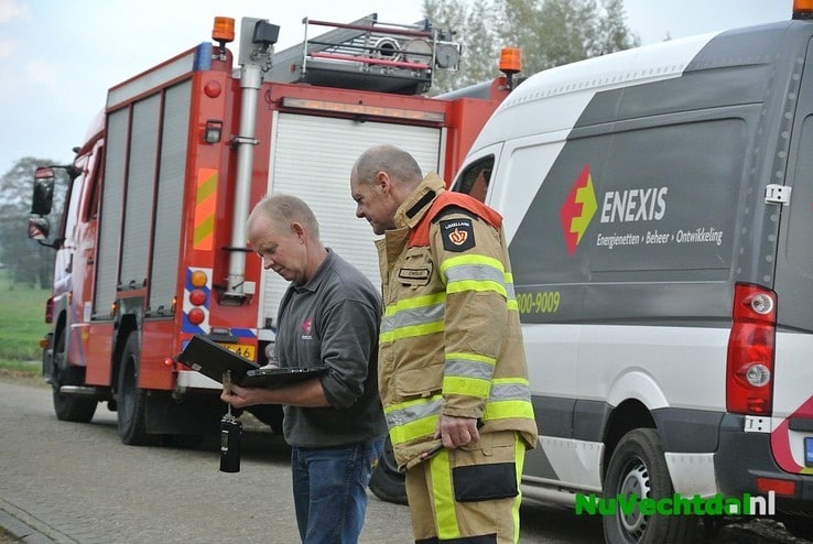 Gaslucht in Laag Zuthem, brandweer zoekt lek - Foto: Niels Jansen