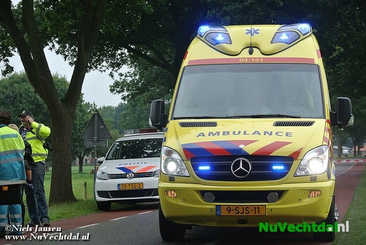 Gezin met auto de greppel in Welsummerweg Dalfsen - Foto: Niels Jansen