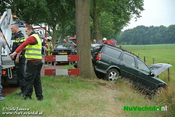 Gezin met auto de greppel in Welsummerweg Dalfsen - Foto: Niels Jansen