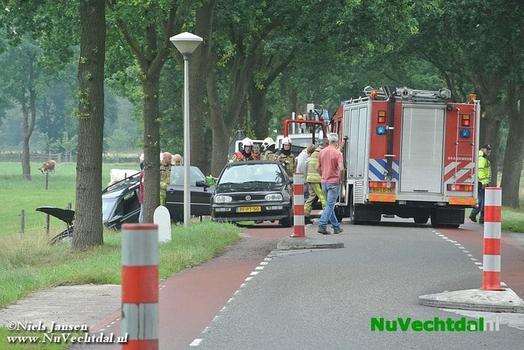 Gezin met auto de greppel in Welsummerweg Dalfsen - Foto: Niels Jansen