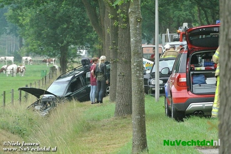 Gezin met auto de greppel in Welsummerweg Dalfsen - Foto: Niels Jansen