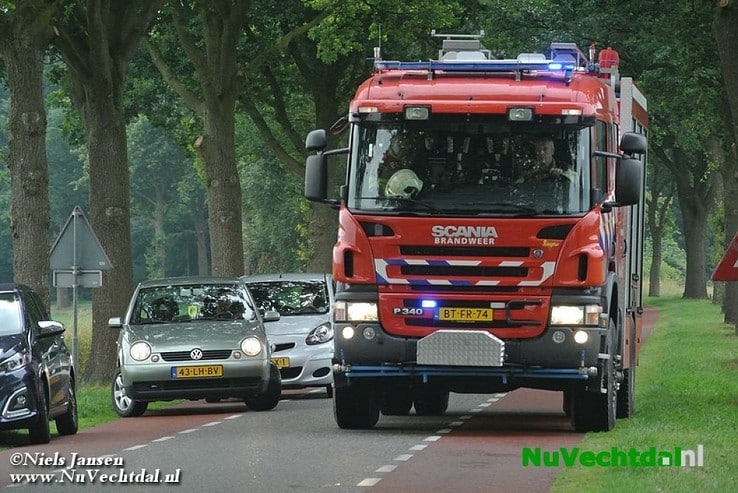 Gezin met auto de greppel in Welsummerweg Dalfsen - Foto: Niels Jansen