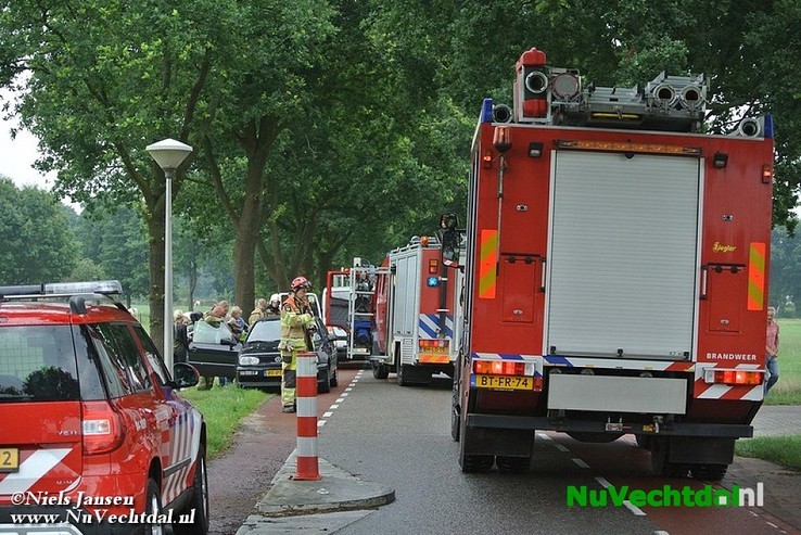 Gezin met auto de greppel in Welsummerweg Dalfsen - Foto: Niels Jansen