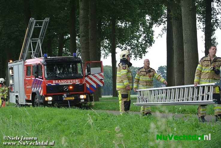 Grote tak afgeknapt boven fietspad Rechterensedijk Dalfsen - Foto: Niels Jansen