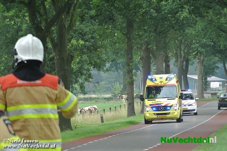 Gezin met auto de greppel in Welsummerweg Dalfsen - Foto: Niels Jansen